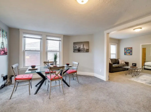Balcony & Workspace! Apt 5 Mi to Dtwn Pittsburgh