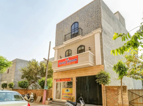 OYO 82564 Blue Moon Residency