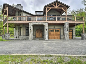 Elegant Mtn Chalet w/ Deck: 1 Mi to Mt Snow!