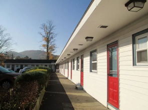 Monument Mountain Motel