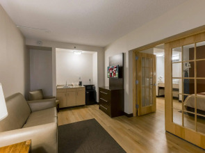 Red Roof Inn PLUS+ Long Island - Garden City