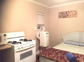 Great Tarzana Guest House