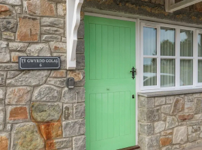 Tyn Towyn - Ty Gwyrdd Golau