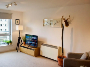Bright and Welcoming 2 Bedroom Leith Flat