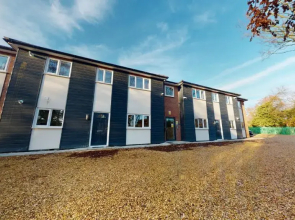 Beautiful & Spacious with 2 Free Parking Spaces By Srk Accommodation