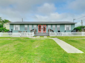 Walk Dtwn: Pet-friendly Townhome in Rockport