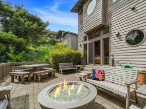 The Castle Rock Estate by Avantstay Steps From Arch Cape Beach w/ Hot Tub & Sauna