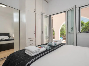 Kournas-sleeps8-parking-garden-pool-petfriendly