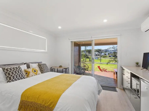 Dolphin Studio Apartment, 1a Ocean Street
