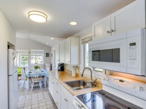 Quaint Coastal Cottage With Patio!