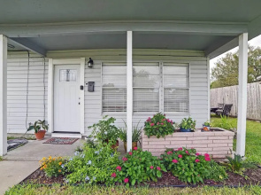 Coastal Escape w/ Yard, Walk 1 Mile to Texas A & M