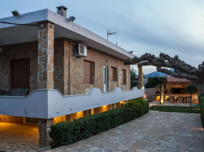 Spacious home with garden in Marathonas