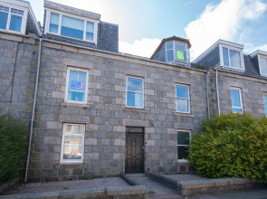 Find "DWELLCOME HOME Ltd" site for 10oo10 assurance from past guests - Immaculate Central 1 double bedroom 1st floor Apartment with free parking and 100Mbps broadband, Miles better than a hotel