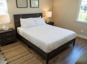 Remodeled 3BR House w Hot Tub Fenced Yard p58