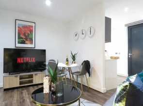 Tudors eSUites Birmingham Apartments Terrace and Private Parking