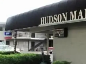 Hudson Manor Inn & Suites
