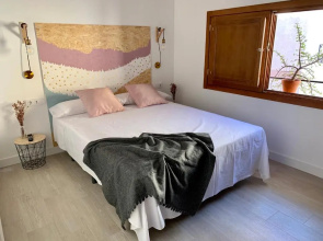 LA MOMA Apartments & Room