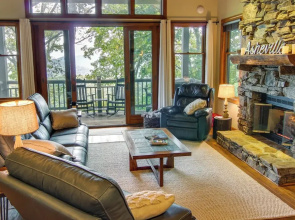 Mtn-view Condo w/ Screened Porch in Burnsville!