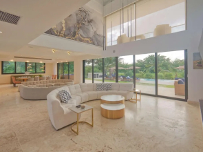 Modern Villa With Full Service Staff Close to Beach and Golf