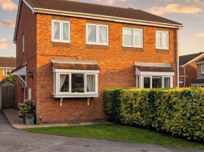 2 Bed House - Sleeps 4 - Parking - Pets - Garden
