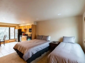 Breakaway West Studio Condo with Pool and Hot Tubs by RedAwning