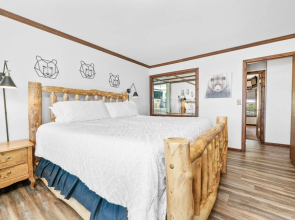 Grand Lakefront Escape - Gorgeous Home With Hot Tub And Game Room. Located In Front Of The Lake! 4 Bedroom Cabin