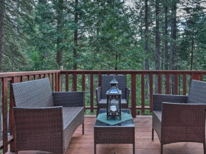 4 Mi to Big Tree State Park: Serene Cabin w/ Deck