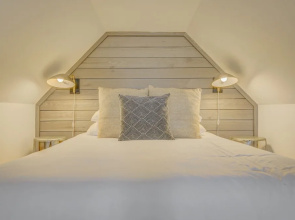 1BR Downtown Urbanity—Dining, Drink, Cafes & Escape