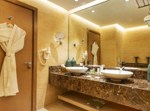 Royal Central Hotel & Resort — the Palm