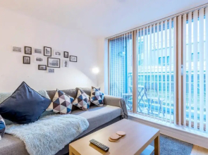 Modern Apartment in City Centre With Balcony