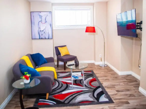 Exquisite And Modern Executive Suite With Parking