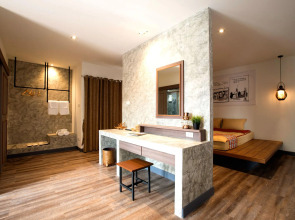 Boutique Poo-Yai Lee