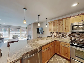 Stay mountainside! One Bedroom Condo Just Steps to the Mountain and 1 Mile to the Village at Mammoth by RedAwning