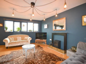 Contemporary 2 Bedroom Midland Mews Apartment
