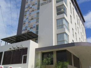 Home Crest Hotel