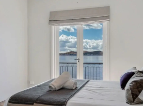 Hakari - waterfront & light filled