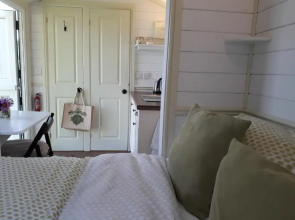 Romantic Shepherds Hut, Kenilworth (Adults Only)
