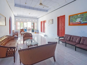 Hotel O Wisma Arwini Syariah Near Benteng Balangnipa