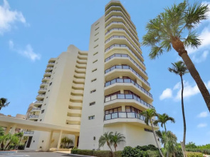 Stylish Beachfront Condo With Spa/pool and Ocean Views