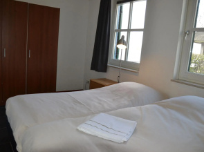 Stylish thatched villa with 2 bathrooms in a holiday park near Giethoorn