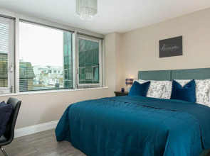 Gorgeous 5 Star Location 2 min to Brighton Beach