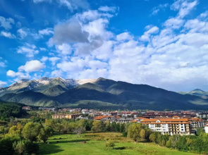 Stylish 2BD Apartment with Panoramic Mountain View