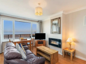 Sea Urchins Apartment - Sea Front Apartment With Views Pet Friendly