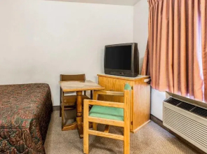 Rodeway Inn & Suites
