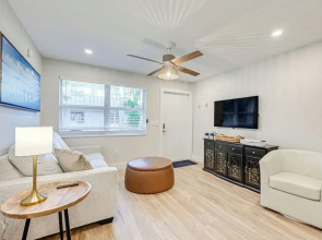 Sleek Coastal Abode: 1 Block to Naples Beach!