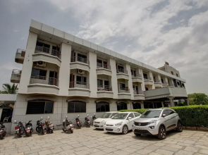 OYO 36620 Hotel Pleasant Stays