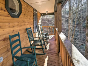 10 Mi to Sugar Mountain! Cabin w/ Lake Access