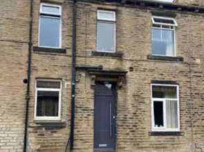 Honeybee Cottage, with a Log Fire & a Hot Tub.