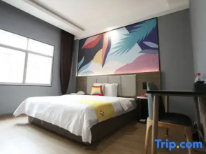 Guanshan Business Hotel (Changde Shimen County Commercial Pedestrian Street)