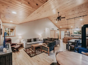 65gs - Hot Tub - Wi-fi - Pets Ok - Bbq 3 Bedroom Home by Redawning
